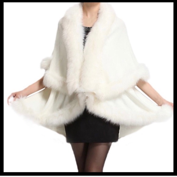 🥂THE AUDREY🥂WHITE FAUX FUR TRIMMED LAYERED CAPE - Picture 4 of 10